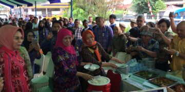 Khofifah dan Tatong Cicipi Beras Rastra