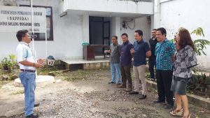 Nayodo Koerniawan memimpil apel pagi diikuti komisioner dan staf sekretariat KPUD.