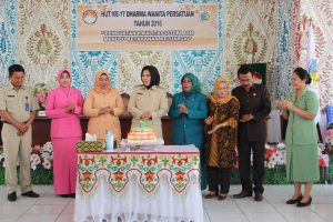 Merayakan HUT ke-17 Dharma Wanita