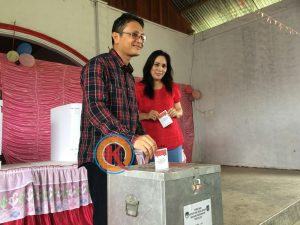 Yanny Ronny Tuuk dan istri Lanny Lesly Kaligis saat memberikan hak pilihnya di TPS