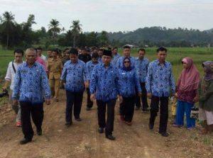 Sekertaris Daerah Ashari Sugeha saat meninjau salah satu program Dinas Pertanian belum lama ini