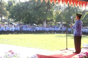 Sekkot Kotamobagu Tahlis Gallang membacakan sambutan Wali Kota Tatong Bara saat menjadi inspektur upacara pada apel korpri kemarin