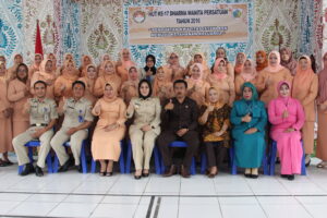 Wali Kota Tatong Bara, Sekkot Tahlis Gallang, Ketua Dharma Wanita, dan ketua DPRD Kotamobagu foto bersama pengurus Dharma Wanita Kotamobagu