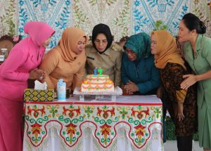 Wali Kota Tatong Bara dan Ketua Dharma Wanita Win Gallang Ponuntul, bersama Ketua KIAD, Ketua Bhayangkari, Ketua TP PKK, dan Ketua Persit, meniup lilin