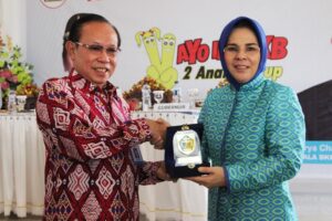 Wali Kota Tatong Bara menyerahkan cenderamata kepada Kepala BKKBN RI Surya Chandra Surapaty