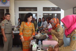 Ketua PKK Bolmong, memantau jalannya kegiatan lomba cipta menu