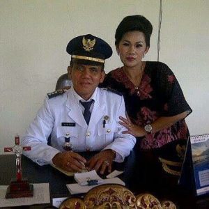 Camat Passi Timur Ofir Ratu dan Istri