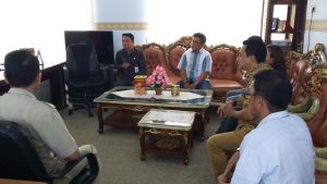 Para komisioner KPU Kotamobagu diterima Sekkot Tahlis Gallang di ruang kerjanya.