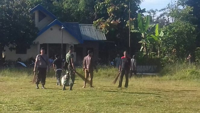 
Suasana kegiatan kerja bakti di lapangan tempat pembukaan kegiatan TMMD
