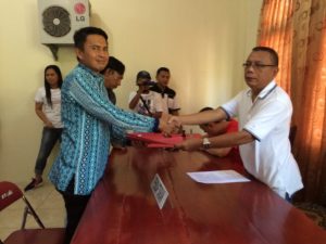 Tahlis meyerahkan berkas kepada panitia seleksi calon Sekda Bolmong.