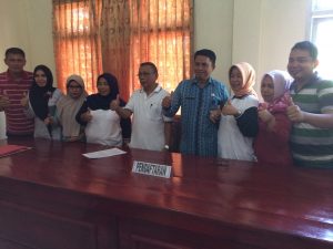 Tahlis Gallang diajak foto bersama oleh sejumlah ASN Bolmong.