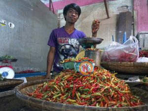 Saiful Kasim, 32, pedagang cabai di Pasar Serasi.