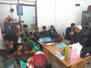 Anak Punk saat diberikan pencerahan rohani di kantor Pol PP