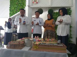 Tampak Walikota Tatong Bara bersama Sekkot Tahlis Galang dan Kepala BPKD Rio Lombone, Kompak saat akan meniup lilin kue ulang tahun