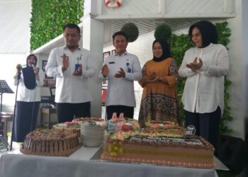 Tatong, Tahlis dan Rio Kompak Tiup Lilin