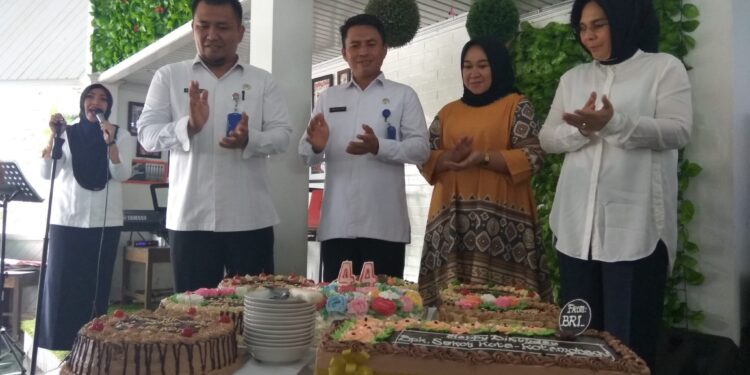 Tatong, Tahlis dan Rio Kompak Tiup Lilin