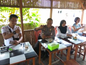 Kapolsek Urban Kotamobagu, Kompol Ruswan Buntuan bersama Tim Maleo di Warung Kopi Jarod