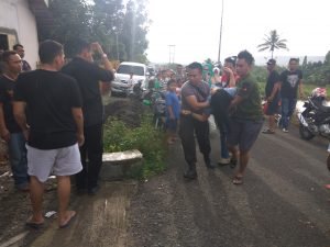 Istri korban pingsan mengetahui suaminya tewas gantung diri.