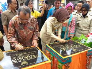 Walikota Tatong Bara saat menandatangani prasasti peresmian Rumah Sakit Ibu dan Anak Kasih Fatimah