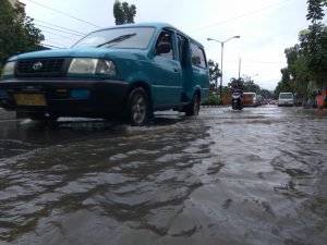 Air menggenangi badan jalan KS Tubun Sinindian.