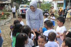 Walikota Kotamobagu Tatong Bara menyalami anak- anak.