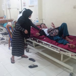 FOTO: Salah satu penderita DBD, Sudarno Ramen yang dirawat di Puskesmas Modayag. (pgs). 