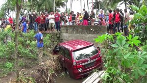 Mobil yang menabrak kedua korban masih di dalam sungai, menjadi tontotan warga.