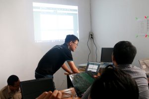 Liu Hai Tao  dari perusahaan Sangfor Technologies Shenzen China, memberi materi pada pelatijhan penggunaan HIC.