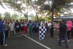 Ketua panitia saat melepas peserta lomba lari maraton.