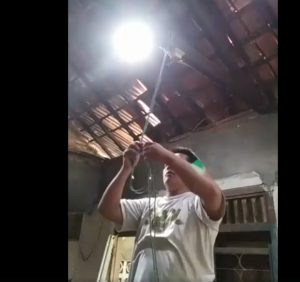 Indra saat melakukan aksi gantung diri saat live di akun facebook miliknya