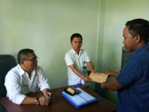 Sekretaris Pemuda Desa Kopandakan II, Budi Mokolanut saat mengantar surat protes