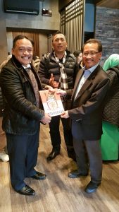 Logo UI dipamerkan di Rusia oleh Benny Rhamdani kepada Duta Besar RI untuk Rusia
