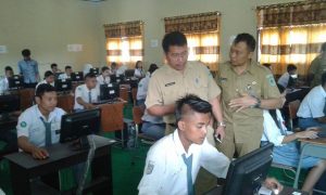 Sekda saat memantau UNBK