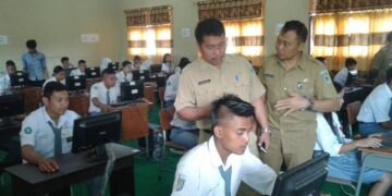 Sekda Pantau Pelaksanaan UNBK di Mopuya