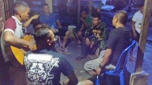 Foto kebersamaan TNI dan masyarakat saat program TMMD
