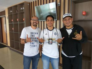 Dua personil PADI yang menjelma menjadi Musikimia saat berfoto bersama wartawan kroniktotabuan.com