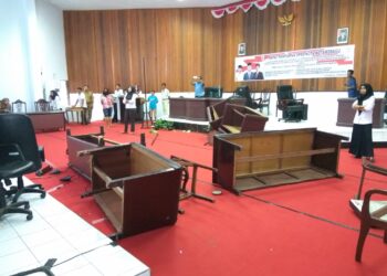 Mahasiswa Obrak- abrik Ruang Paripurna DPRD Kotamobagu