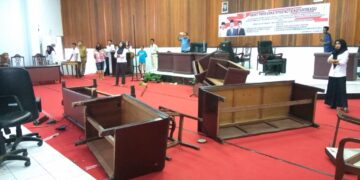Mahasiswa Obrak- abrik Ruang Paripurna DPRD Kotamobagu
