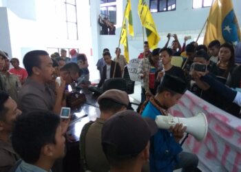 Bawa- bawa Nama Hanura, Mahasiswa Skak Mat Agus Suprijanta