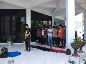 Puluhan mahasiswa lakukan salat di kantor DPRD Kotamobagu