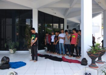 Demonstran Salat di Depan Kantor DPRD Kotamobagu