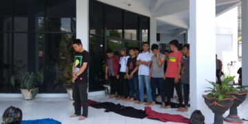 Demonstran Salat di Depan Kantor DPRD Kotamobagu