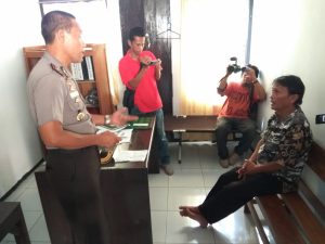 Aisa saat berada di ruangan penyidik Polsek Kotamobagu