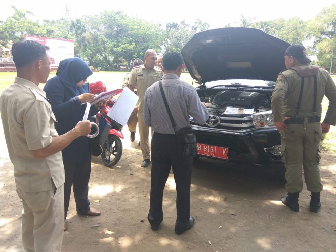
Tim auditor BPK RI perwakilan Provinsi Sulut, melakukan pemeriksaan kendaraan dinas milik Pemkot Kotamobagu