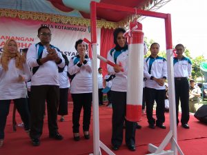 Walikota saat memukul kentongan tanda dilaunchingnya BBGRM