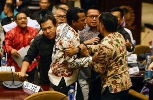 Anggota DPD dari Maluku Utara, Basri Salama, diamankan petugas saat hendak maju ke meja pimpinan sidang paripurna DPD di Gedung Nusantara V, Senayan, Jakarta. Sidang paripurna Dewan Perwakilan Daerah (DPD) untuk melaporkan hasil masa reses dan pembukaan masa sidang IV Tahun 2014-2019 berlangsung ricuh. Saat Ketua DPD Irman Gusman membuka sidang baru sekitar 5 menit, anggota DPD menghujani Irman dengan melakukan interupsi. Sebagaimana diketahui, sejumlah anggota DPD menyampaikan mosi tidak percaya kepada pimpinan DPD. Sebagian anggota menginginkan pimpinan DPD hanya bisa dijabat dalam waktu 2,5 tahun. Senin 11 April 2016. FOTO:HENDRA EKA/JAWA POS