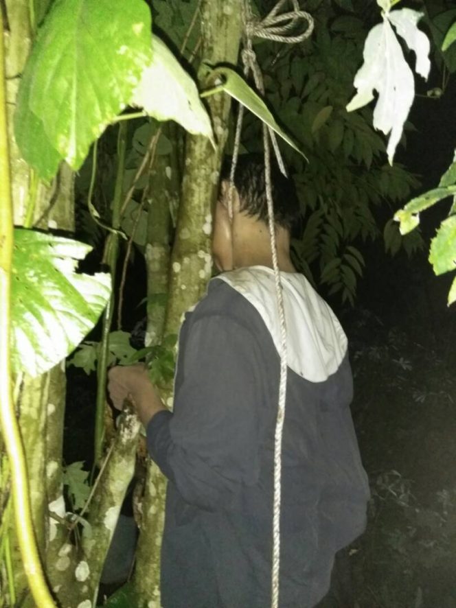 
Korban saat ditemukan gantung diri di pohon sirih