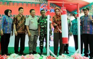 Walikota Tatong Bara saat memukul pentongan, pencanangan kampung KB