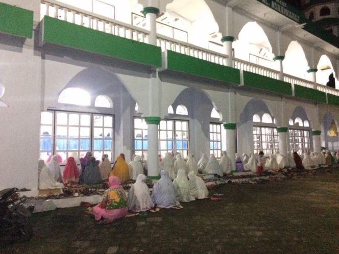 
Ratusan jamaah memadati masjid Almunawarah Kelurahan Biga untuk mengikuti salat Tarawih.