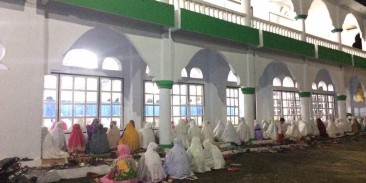 Tarawih Perdana, Umat Muslim Kotamobagu Padati Masjid
